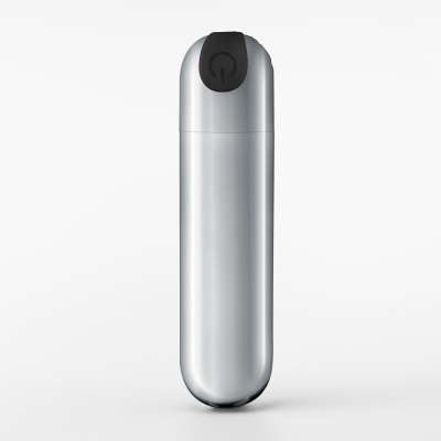 Frasco metálico prateado cilíndrico com tampa preta em fundo branco