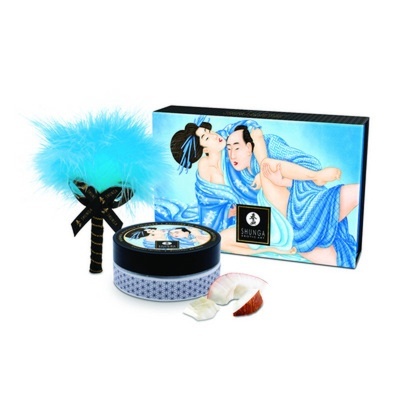 Produto erótico Shunga com frasco azul e acessórios com penas azul-turquesa