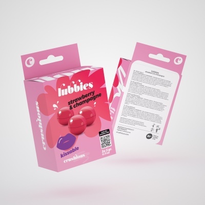 Embalagens rosas de lubbies strawberry & champagne com três bolas vermelhas e texto kissable crushboms