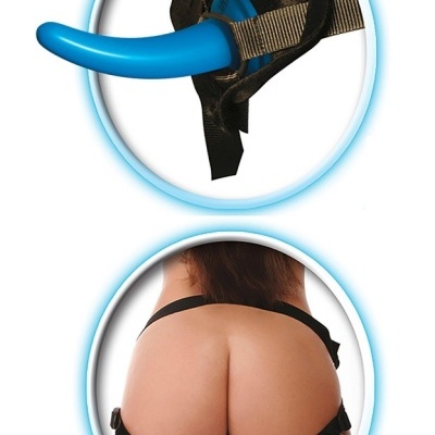 arnês de tecido preto com dildo azul curvado e vista traseira da pessoa usando arnês