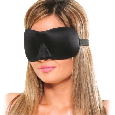 Máscara de dormir preta com faixa elástica usada por mulher