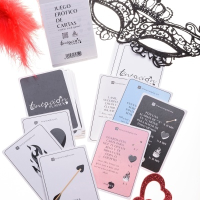Jogo erótico de cartas 'tentación PLAY SEX' com máscara preta e acessórios vermelhos.