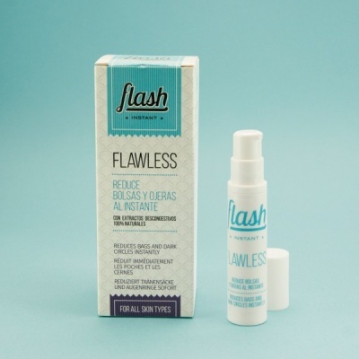 Produto Flash Instant Flawless com embalagem branca e azul claro e frasco spray pequeno