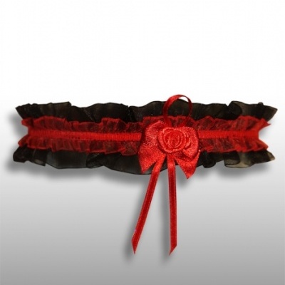 Liga preta com fita vermelha e laço decorativo no centro.