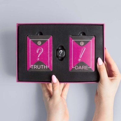 Conjunto de cartas Truth or Dare em caixas rosa e preto dentro de caixa preta com moldura rosa
