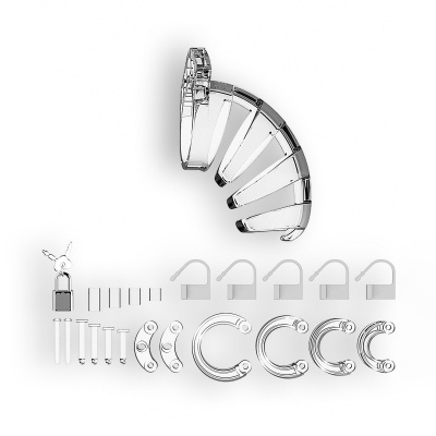 Peças metálicas e plásticas transparentes organizadas sobre fundo branco