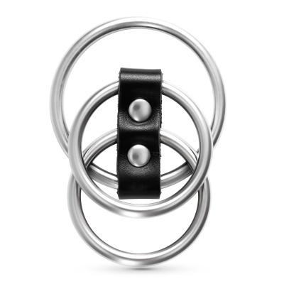 Três anéis metálicos prateados interligados com faixa de couro preta