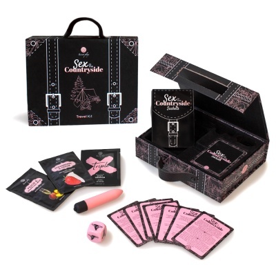 Kit de viagem Sex Countryside com caixa preta, vibrador cor-de-rosa, dados, pacotes individuais e cartas cor-de-rosa.