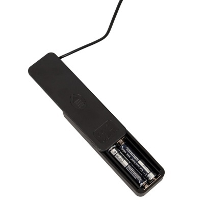 Carregador portátil preto com duas pilhas AA