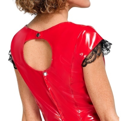 Vestido vermelho brilhante em vinil com detalhes em renda preta nas mangas e abertura redonda nas costas