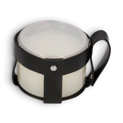 Recipiente branco com tampa translúcida e alça preta em couro