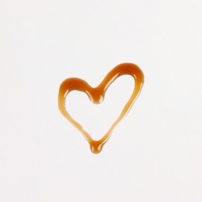 Coração desenhado com caramelo líquido castanho