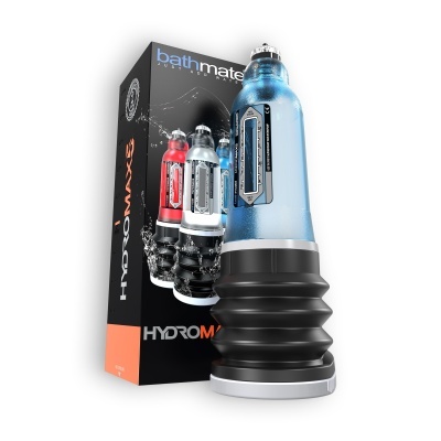 Bomba manual azul com base preta ao lado da embalagem preta da Bathmate Hydromax