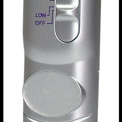 Comando remoto cinzento prateado com botão deslizante e luz vermelha