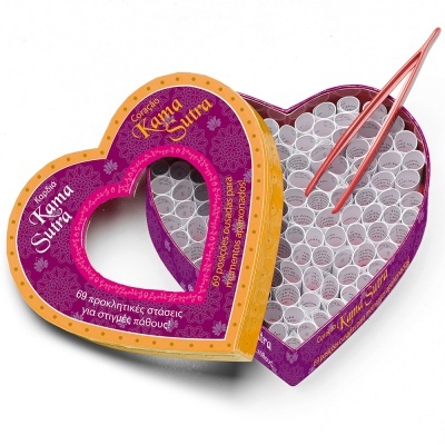 Caixa coração roxa e laranja com pequenos copos de plástico e pinça cor-de-rosa