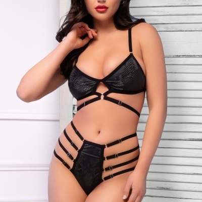 Conjunto de lingerie preto com padrão cobra e tiras ajustáveis em modelo feminino