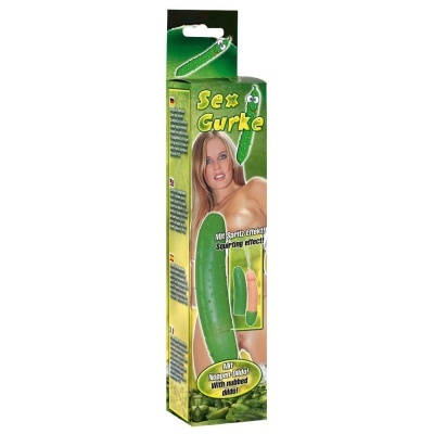 Embalagem verde com imagem de mulher e produto formato pepino, texto explicativo.
