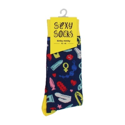 Meias coloridas com padrões de algemas, corações e símbolos de género em fundo azul, punhos amarelos, etiqueta SEXY SOCKS kinky minky 42-46