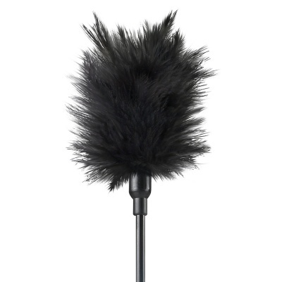 Pena de limpeza preta com cabo preto sobre fundo branco