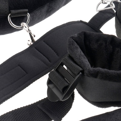 Coleira preta com fecho e revestimento macio