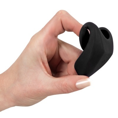Dispositivo preto pequeno em silicone com forma ergonómica segurado por mão