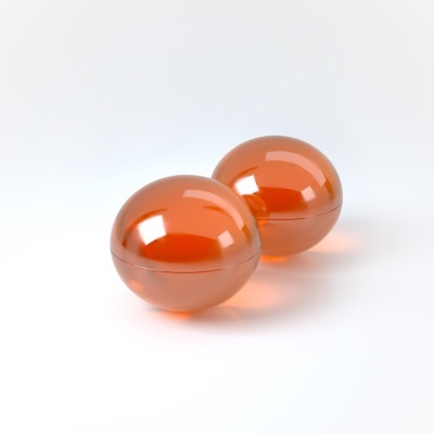 Dois objetos esféricos de plástico translúcido laranja sobre superfície branca