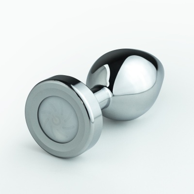 Plug anal metálico prateado com base circular em fundo branco