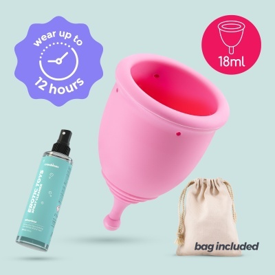 Copo menstrual rosa com frasco spray e saco de tecido