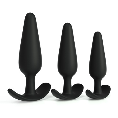 Três plugs anais de silicone preto de tamanhos diferentes, com bases largas, em fundo branco.