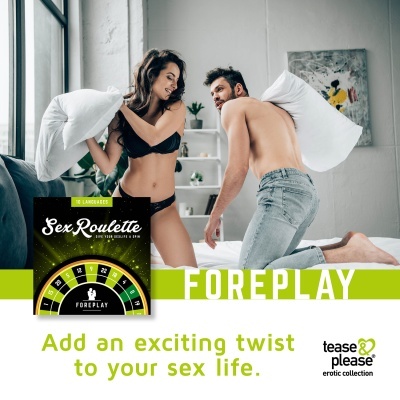 Casal jovem a brincar com almofadas numa cama, produto Sex Roulette visível.