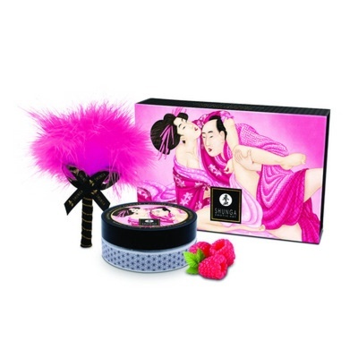 Conjunto erótico com embalagem ilustrada, frasco, acessório com penas cor-de-rosa e duas framboesas artificiais.