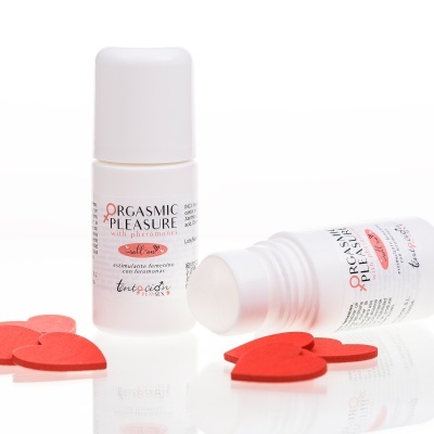 Frascos de roll-on branco com rótulos e corações vermelhos no fundo branco