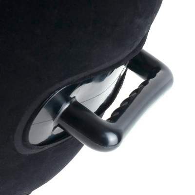 Pega preta em plástico unida a tecido preto