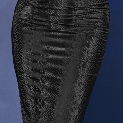 Saia lápis preta texturizada tipo pele de cobra