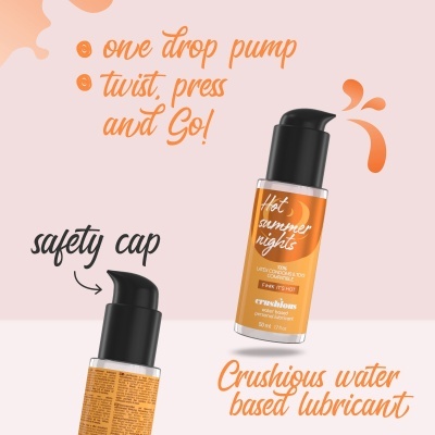 Embalagem laranja de lubrificante Crushious com tampa preta e texto promocional em fundo rosa claro.