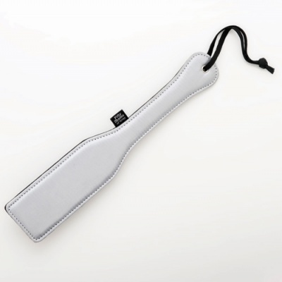 Palmatória branca com cordão preto e etiqueta com texto