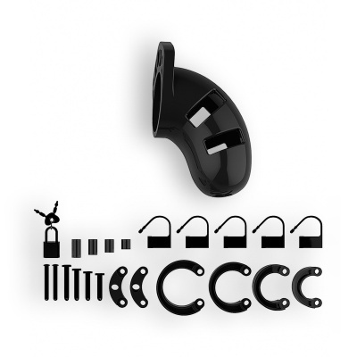 Conjunto de peças pretas de plástico e metal organizadas sobre fundo branco