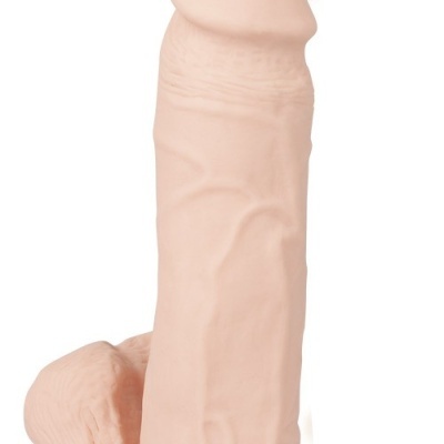 Prótese sexual realista cor pele com base de ventosa e mão segurando a ponta.