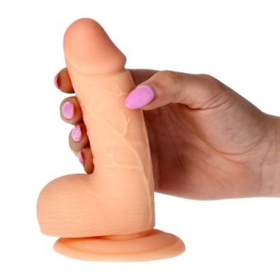 Dildo realista cor pele segurado por mão com unhas decoradas