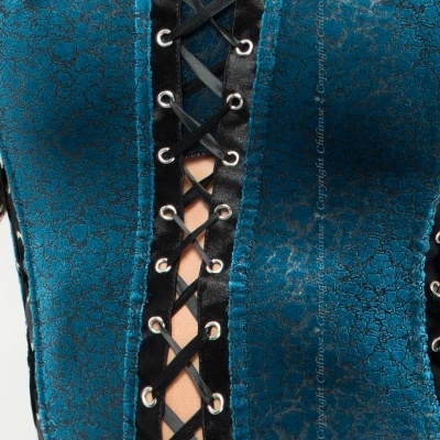 Corpete azul com padrão floral e fecho de cadarço preto