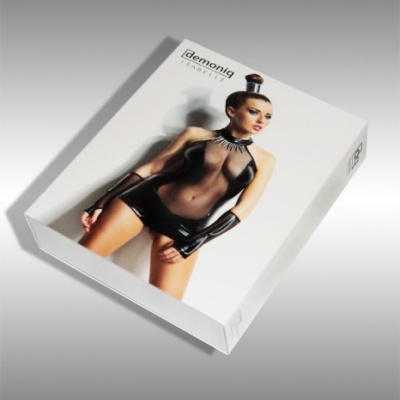 Embalagem de lingerie preta da marca demoniq com modelo vestindo peça preta translúcida e brilhante