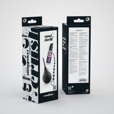 Caixas pretas e brancas de 'anal thrill' com bomba preta e esferas, texto na parte traseira.