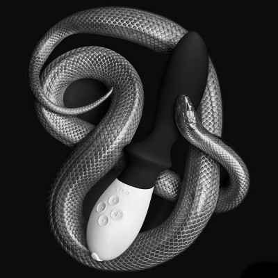 Vibrador preto com base branca e cobra prateada enrolada