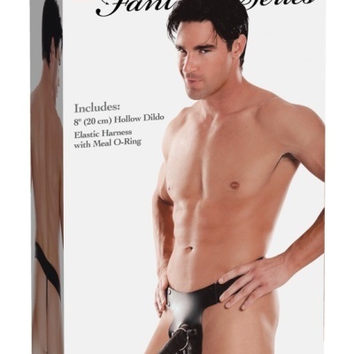 Embalagem de arnês com dildo oco Fetish Fantasy Series, 8 polegadas, com homem sem camisa a usar o arnês preto.