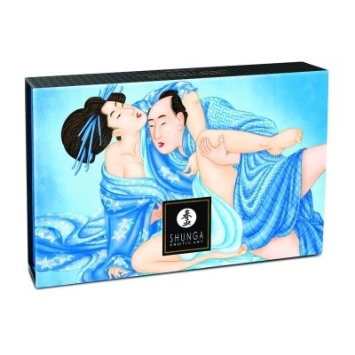 Embalagem de produto Shunga com arte erótica de casal em vestes japonesas azuis