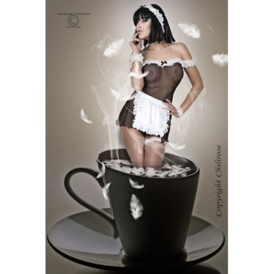 Mulher com fato de empregada doméstica dentro de chávena preta de chá com penas e vapor