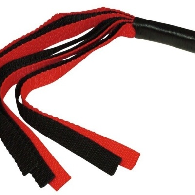 Chicote com tiras vermelhas e pretas e pega preta