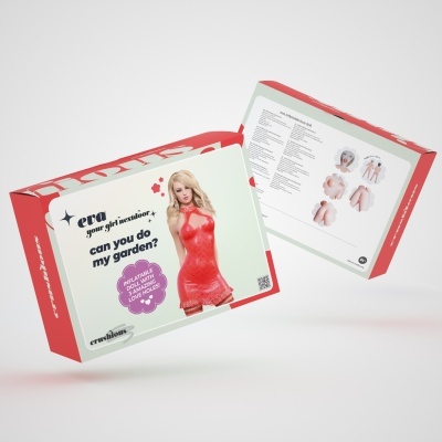 Caixas de produto com imagem de boneca loira em vestido vermelho e texto promocional em inglês