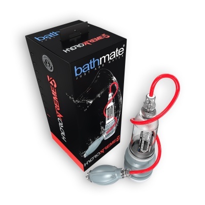 Dispositivo transparente com mangueira vermelha ao lado da caixa preta Bathmate