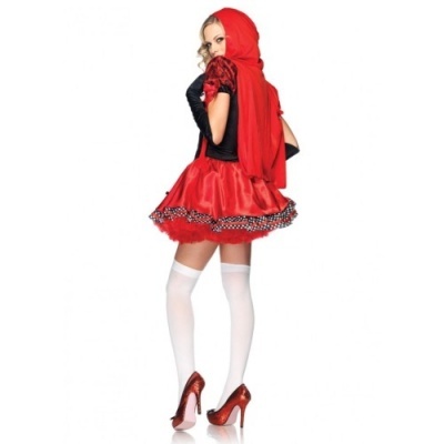 Mulher vestindo fantasia de capuchinho vermelho com vestido curto vermelho, capuz vermelho, luvas pretas, meias brancas e sapatos vermelhos de salto alto.